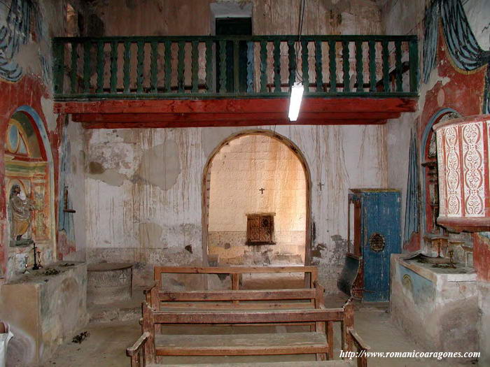 INTERIOR DE LA NAVE HACIA LOS PIES DE LA MISMA.